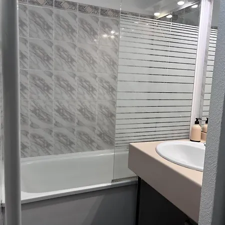 Centre Avec Parking Et Vue Montagne - Fr-1-812-8 *